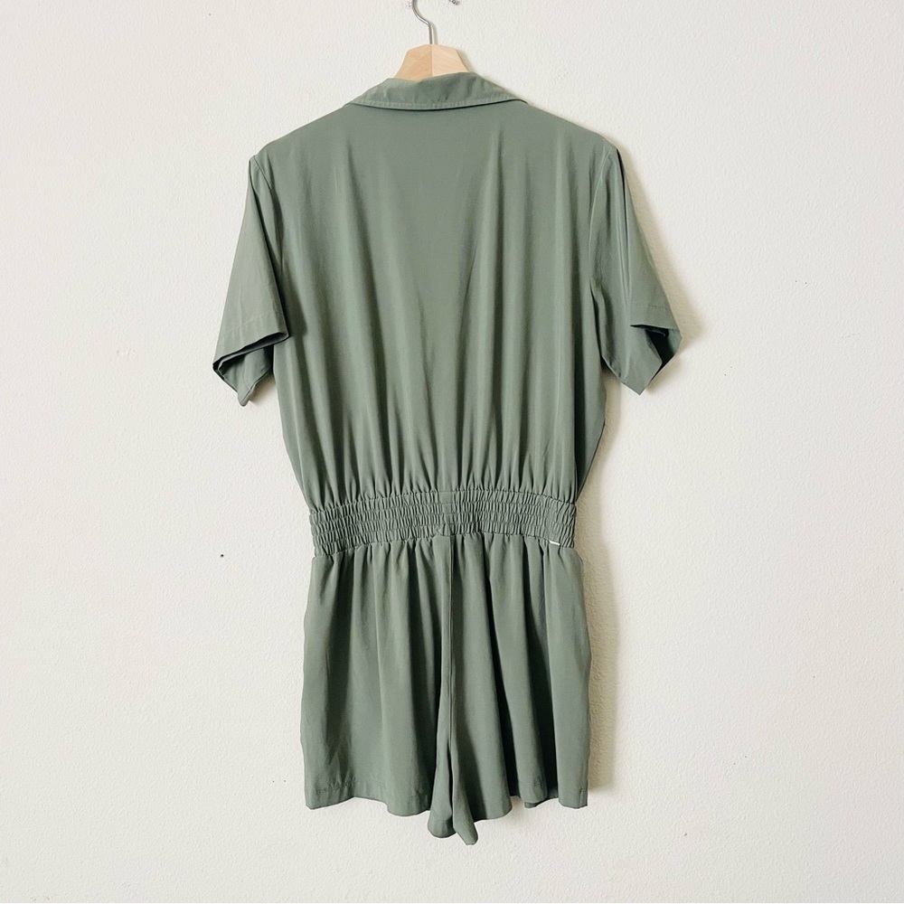 Vuori MEDIUM Villa Utility short sleeve pocketed romper in Pistachio green - Picture 3 of 6